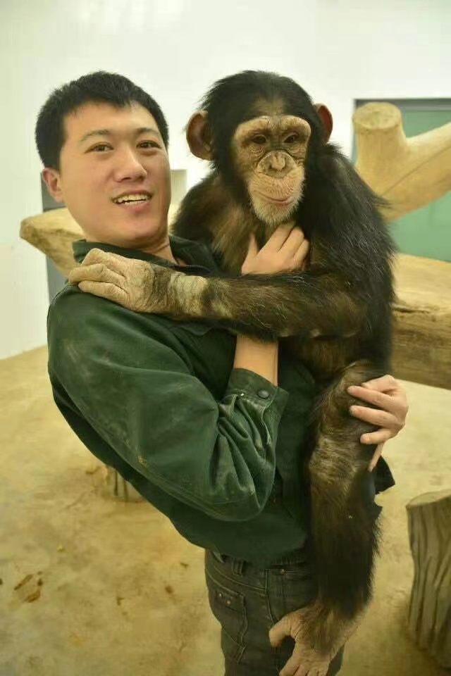 彭雷阳同志与黑猩猩亲密合影