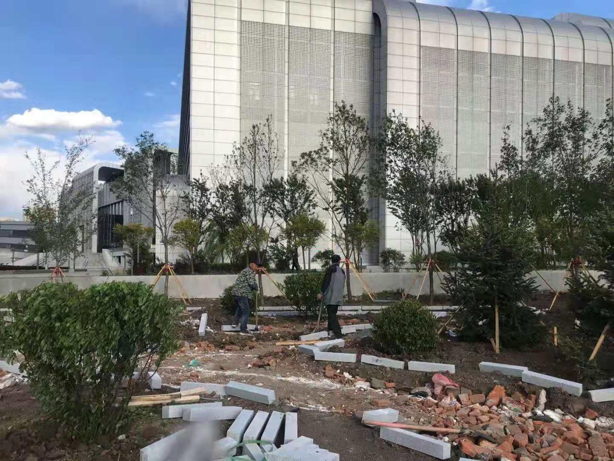 平整场地、铺设人行步道