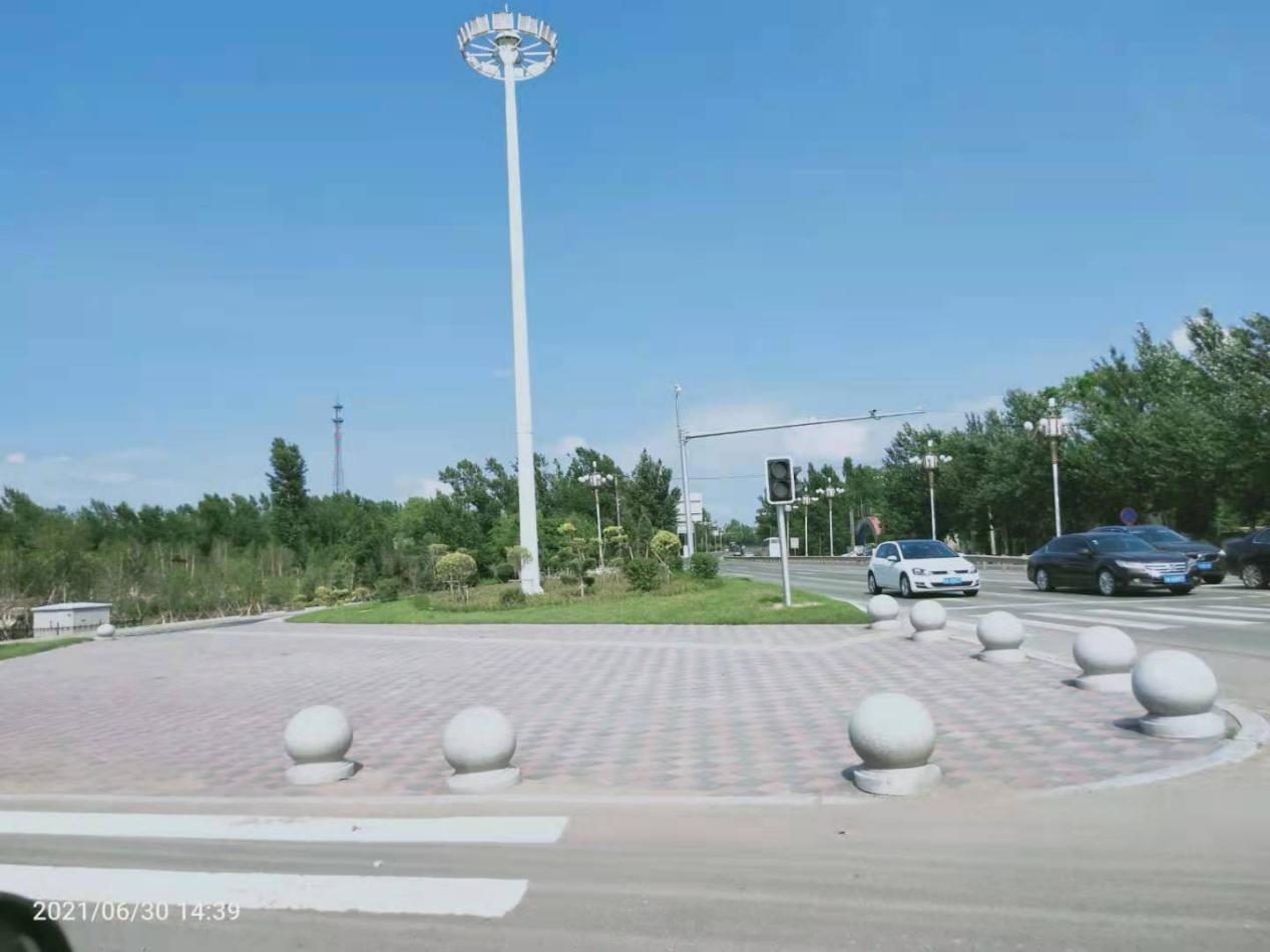 长通路与吉长公路交汇处的交通岛