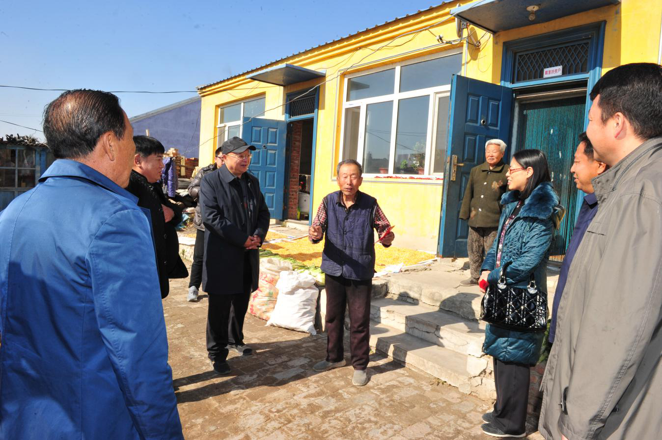 刘宏局长、张艳秋副局长走访慰问贫困户于亚军家