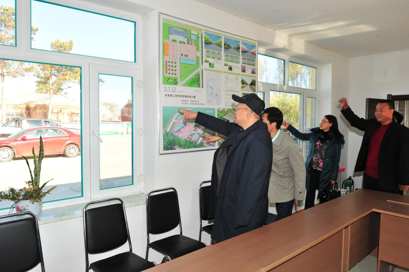 刘宏局长、张艳秋副局长到三间村村部进行察看