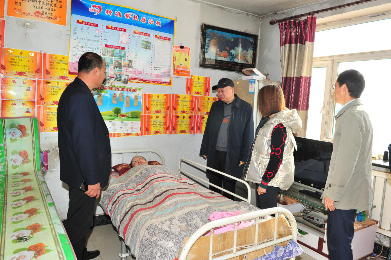 刘宏局长走访慰问贫困户王桂芳一家