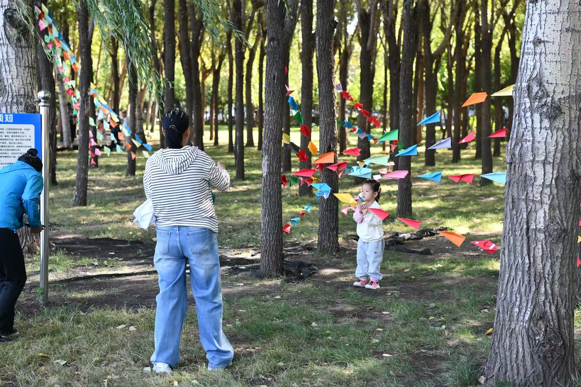 市民在纸飞机墙前打卡